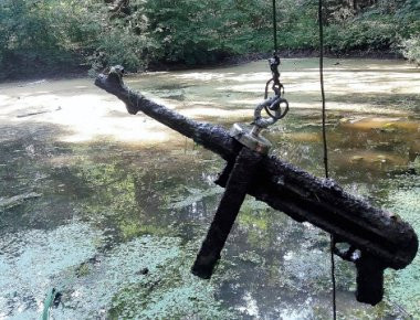 Aν είναι δυνατόν: «Ψάρεψε» υποπολυβόλο MP40 του Β' Παγκοσμίου Πολέμου σε λίμνη! (βίντεο)